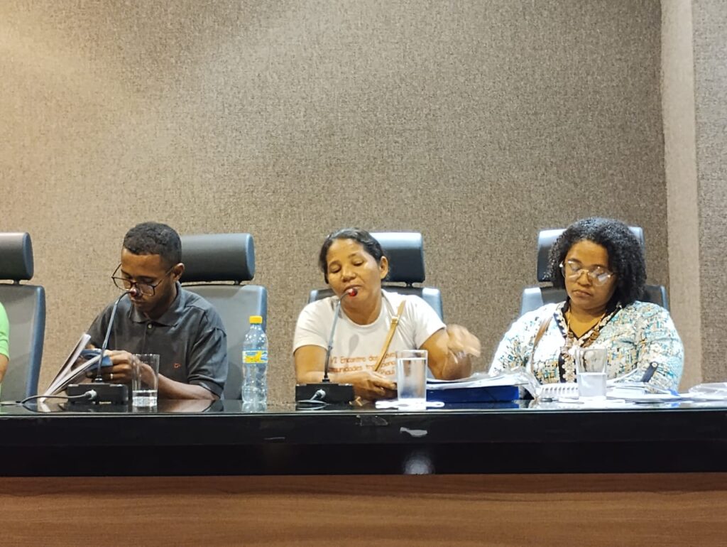 No centro, Maria Zulmira, cacica Akroá Gamella, durante audiência no Ministério Público Federal. Foto: Francisco dos Santos Carvalho Junior.